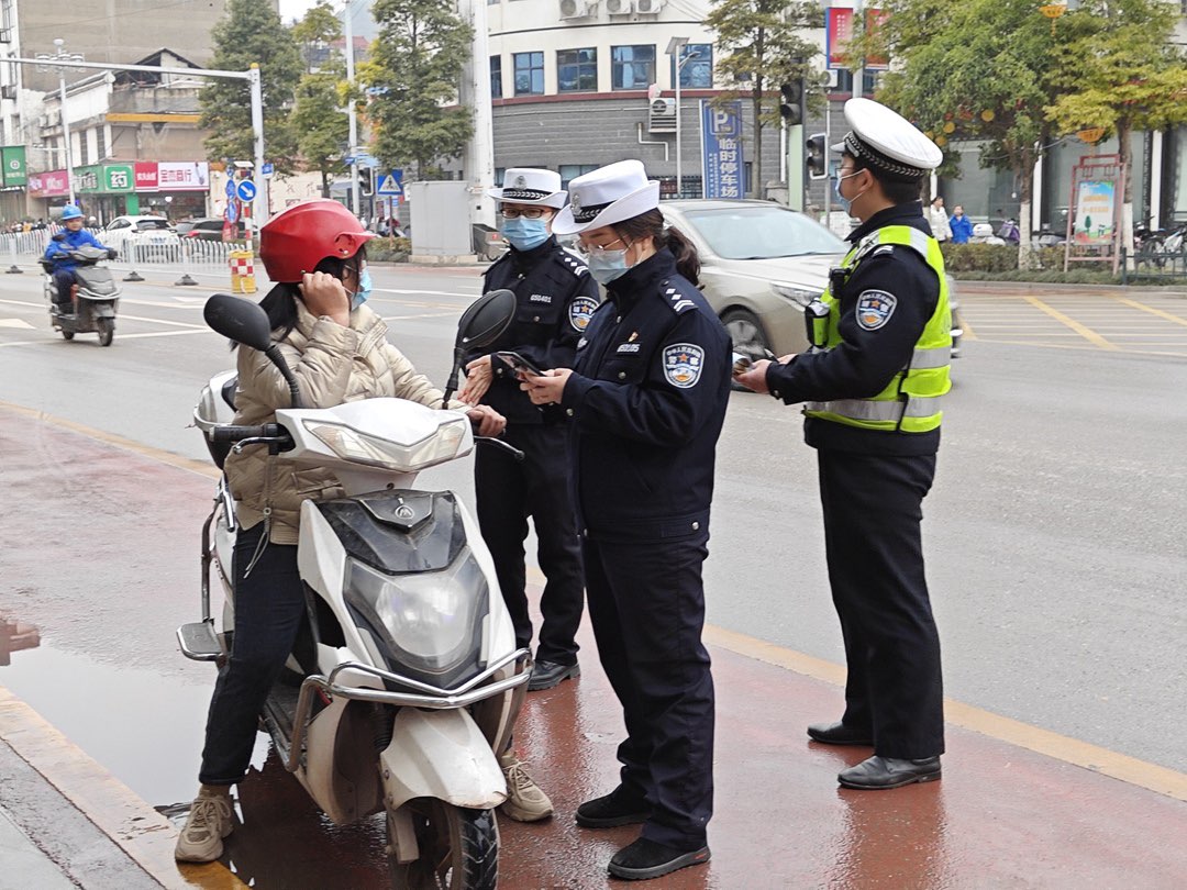 桑植县交警大队：深入推动“戴帽工程”专项整治行动  整治交通问题顽瘴痼疾