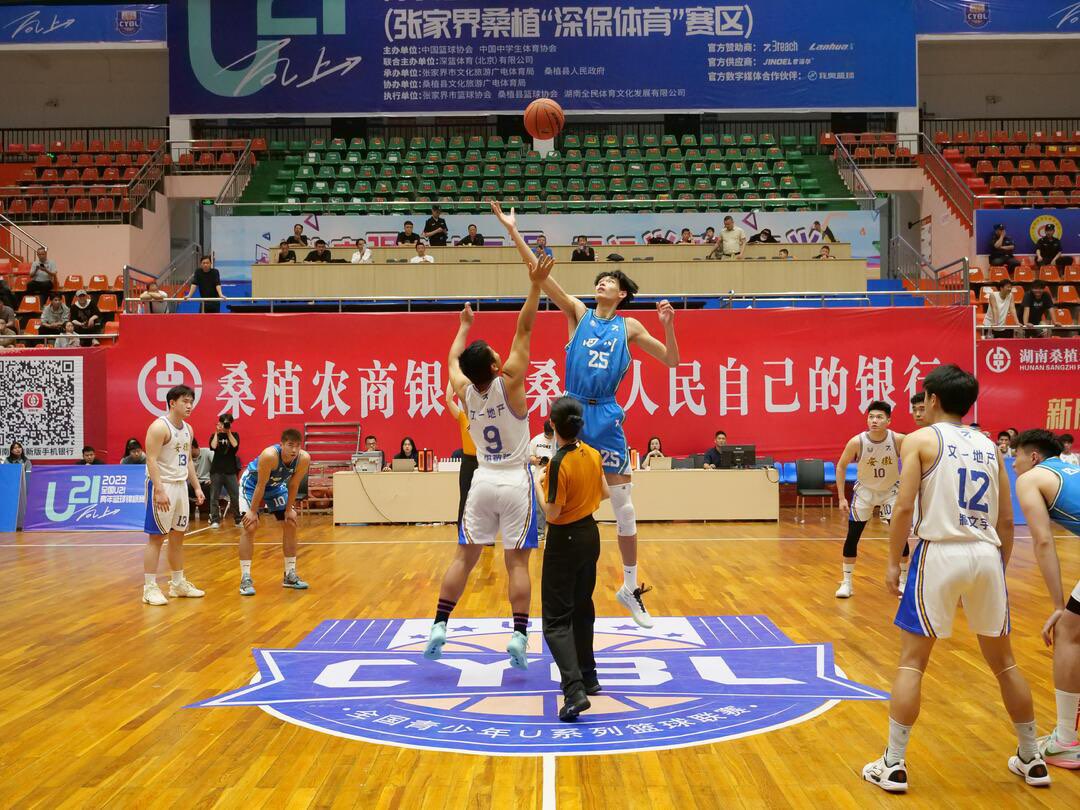 昨日赛事回顾： 篮球场上下起三分雨 对阵双方各显神通
