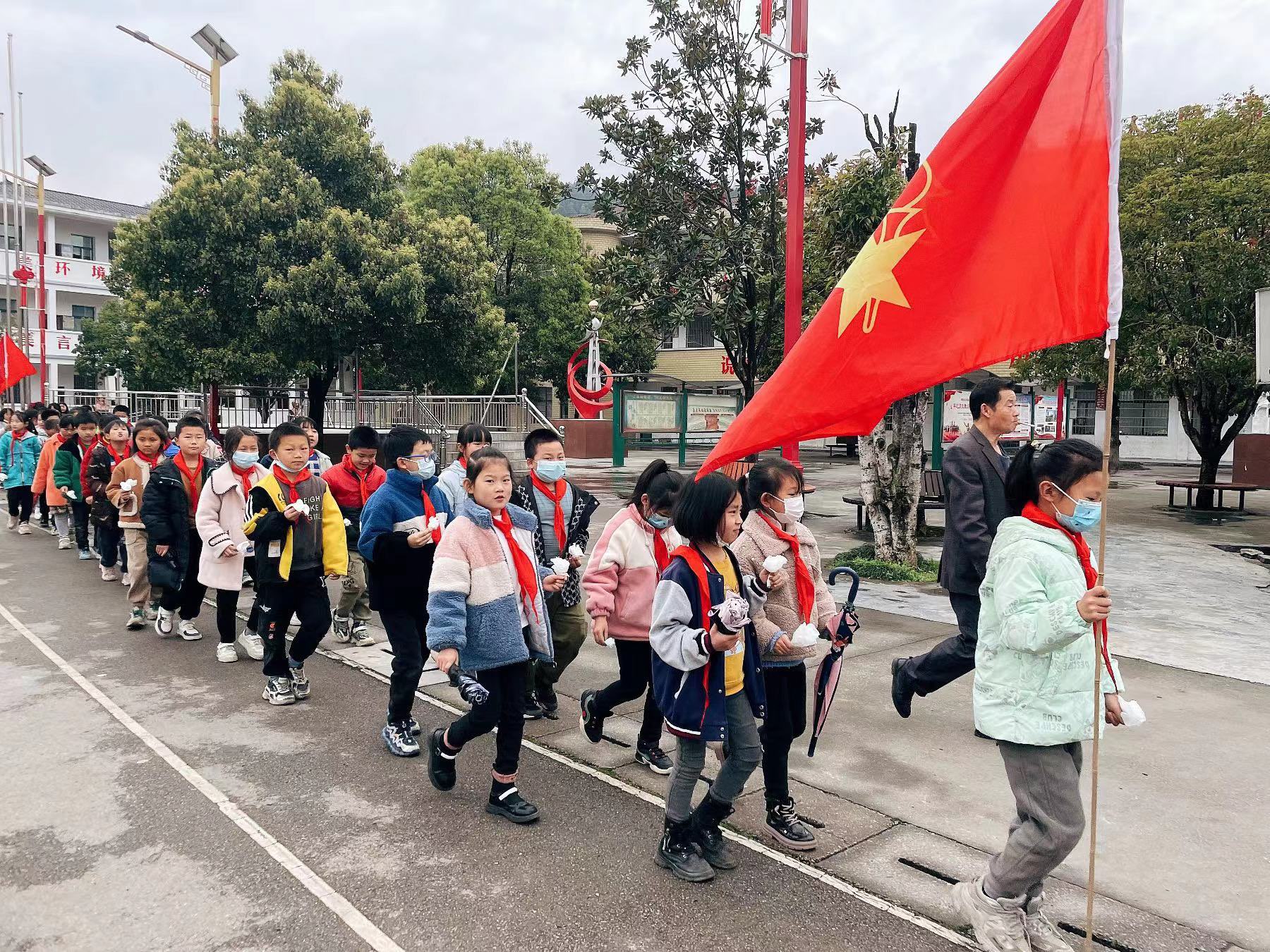 桑植县龙潭坪学校：党建引领筑华魂 清明祭扫怀先烈
