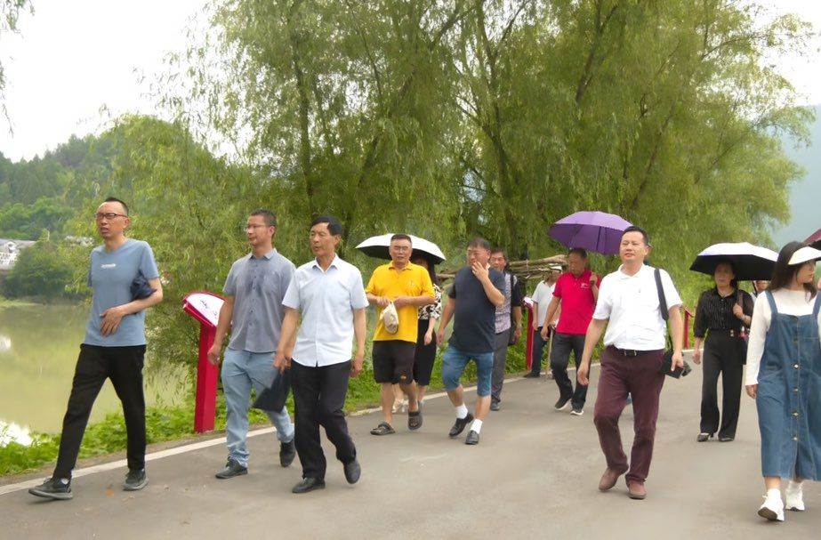 桑植县文艺家开展“农文旅融合赋能乡村振兴”采风活动