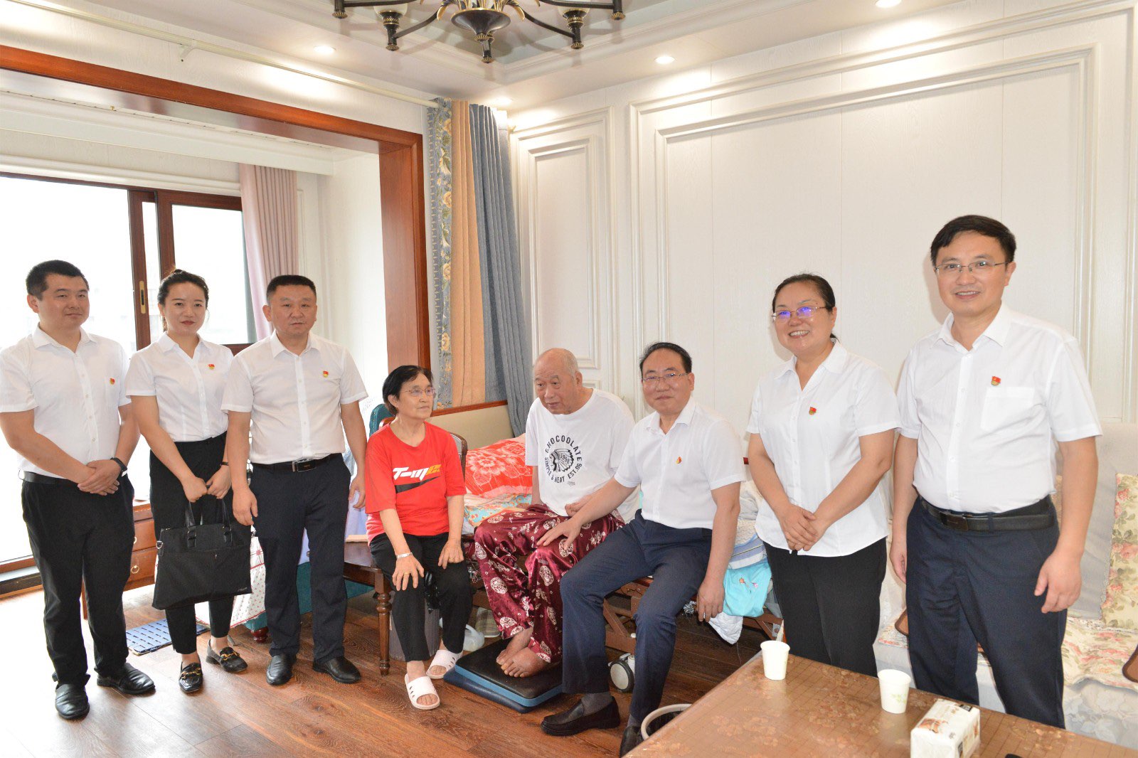 桑植县总医院开展“七一”走访慰问老党员活动