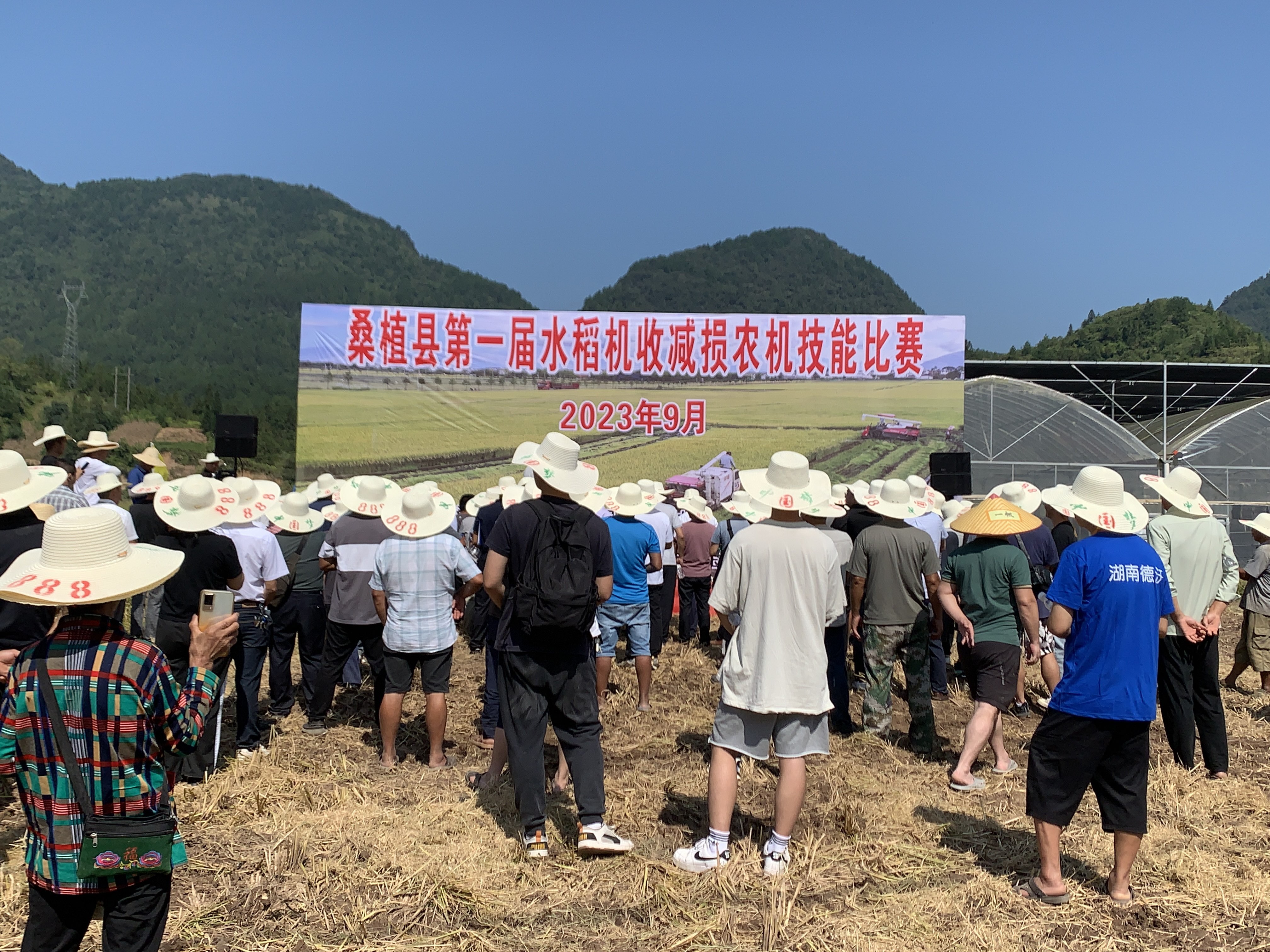 我县举行第一届水稻机收减损农机技能比赛