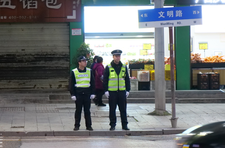 元旦假期：各行各业坚守岗位 守护城市美好生活