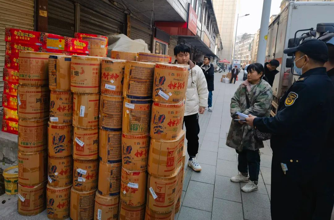 桑植县一居民非法经营销售烟花爆竹被举报查处