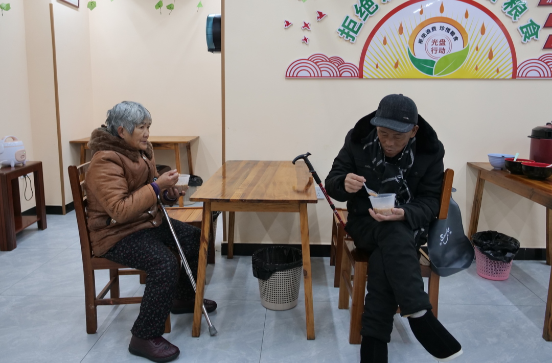 浓浓腊八情 志愿暖人心