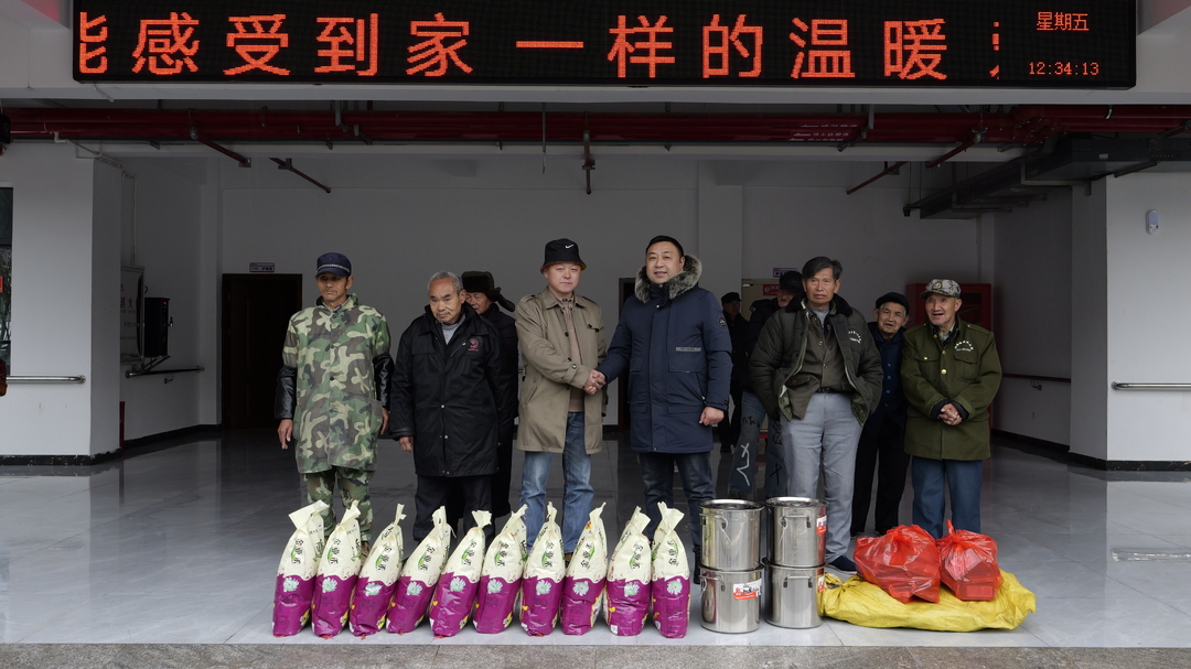爱心人士向空壳树养老中心捐赠生活物资