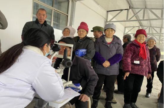 八大公山镇：眼科义诊送健康 服务群众暖人心
