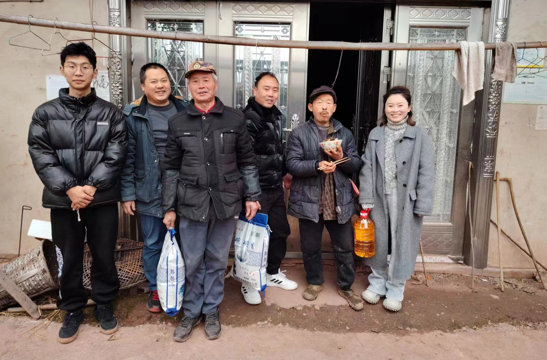 洪家关白族乡三屋洛村：爱心人士为同村困难村民送温暖