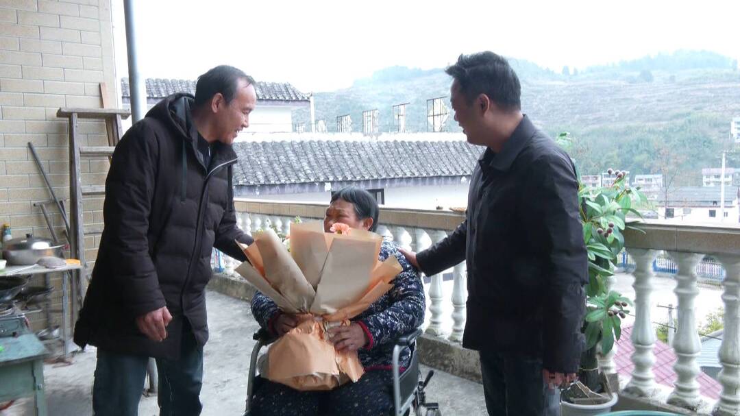 市委宣传部、市文明办来桑开展帮扶慰问活动