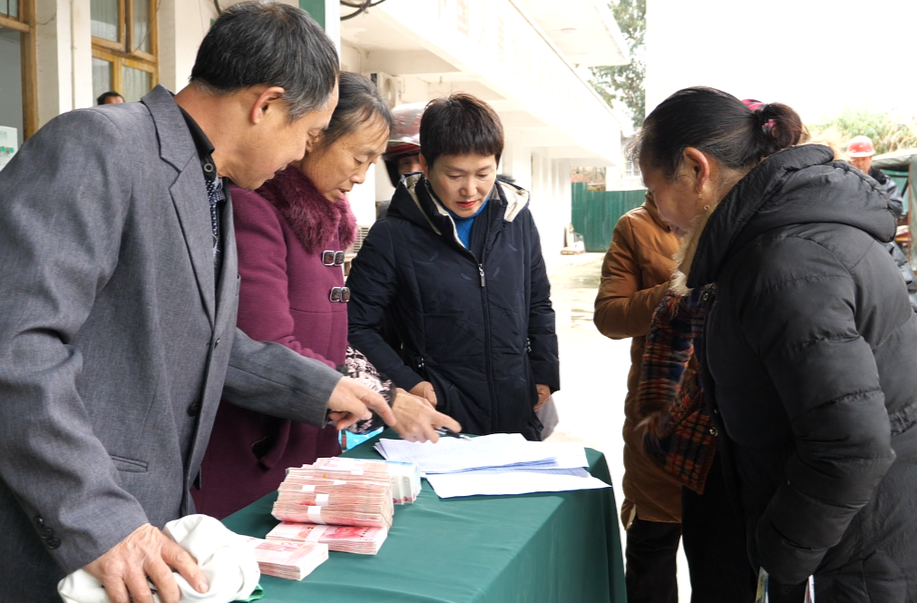 芙蓉桥白族乡：村民喜领分红款 欢欢喜喜过大年