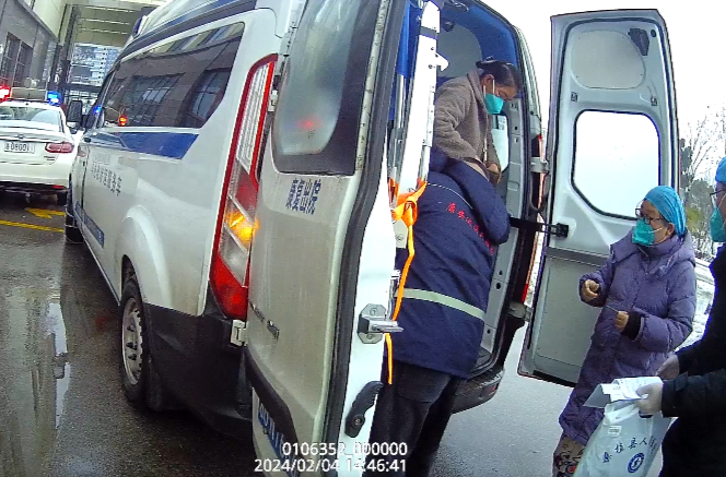 高速交警争分夺秒营救显真情