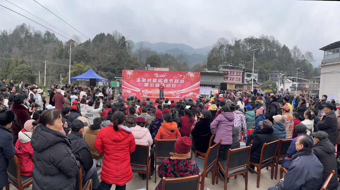 新春走基层 | 自编自导自演，这场“村晚”热闹又暖心
