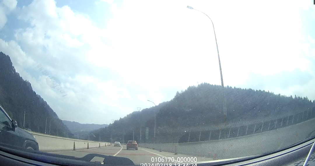 两岁半女童突发肠套叠晕厥   高速交警开辟“生命通道”紧急救援