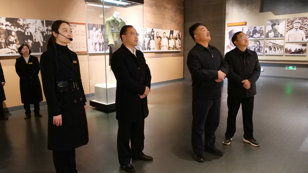 贺龙元帅特型演员司马云青来贺龙纪念馆开展专题讲座并捐赠文物资料