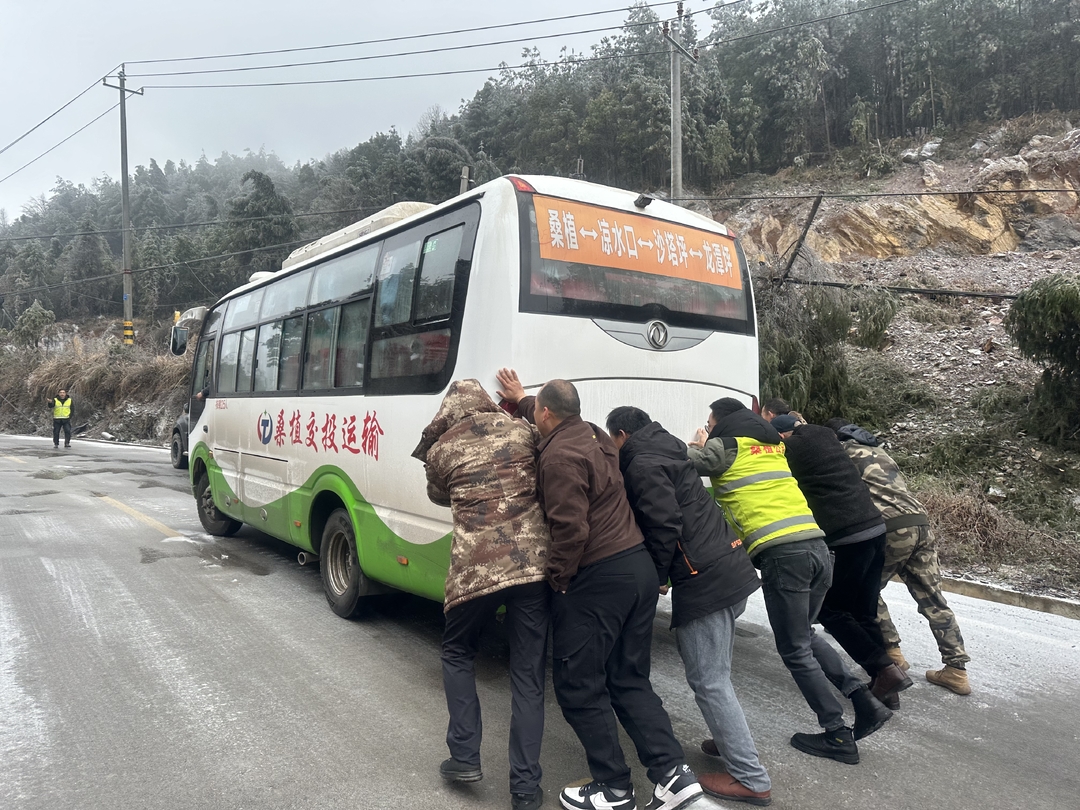 县公路建设养护中心全力除冰保通行