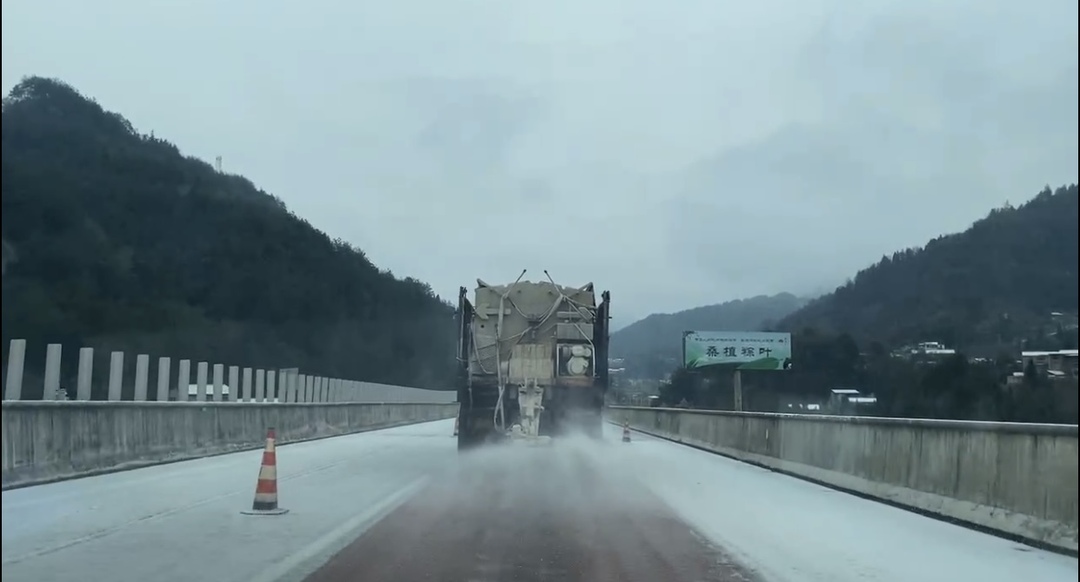 冰雪天气再袭   高速交警抢抓时间除雪