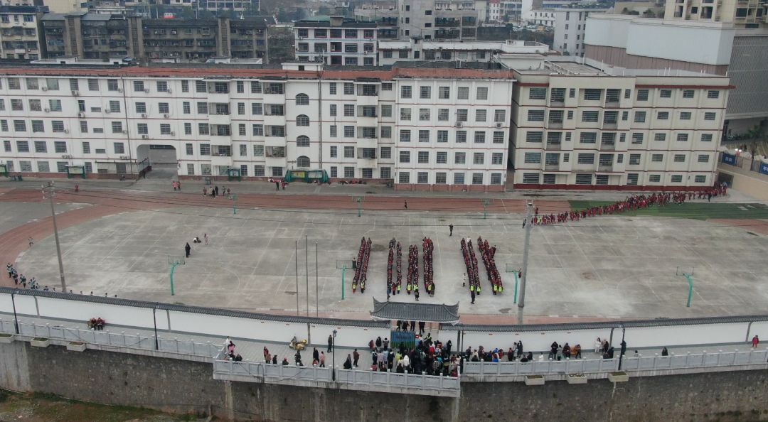 澧源镇一小开启四个放学通道  缓解上下学校门前拥堵