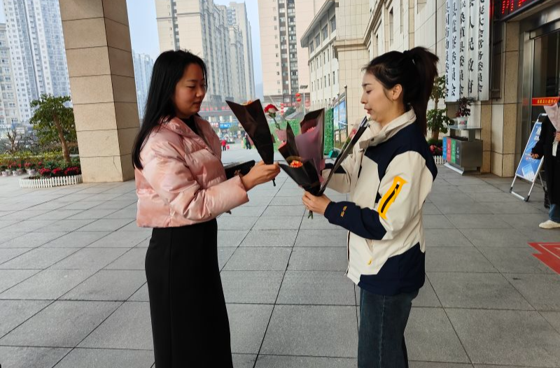 桑植县行政中心：情系“三八”   花香暖人心