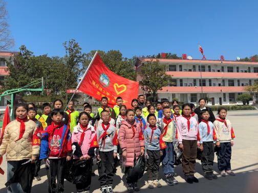 瑞塔铺小学：雷锋月里话奉献
