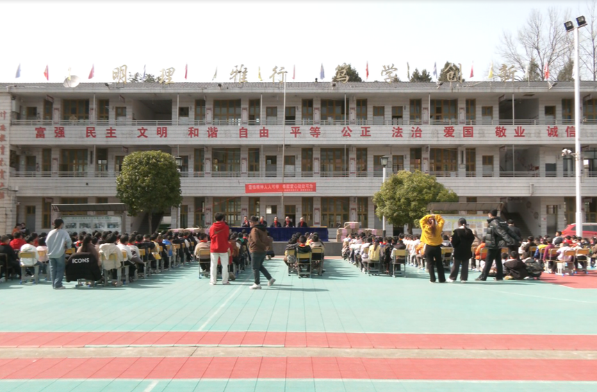 学雷锋志愿服务及慈善法宣传活动走进芙蓉桥白族乡中心小学