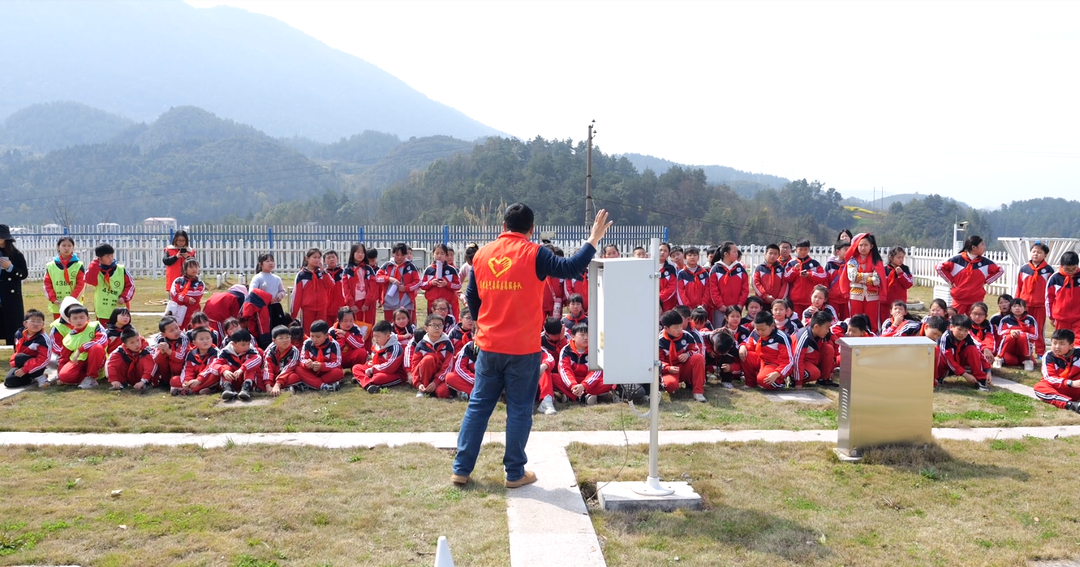 500名学生走进气象站  探索气象奥秘