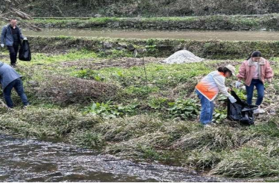 八大公山镇：清理河道垃圾 共护水清岸绿