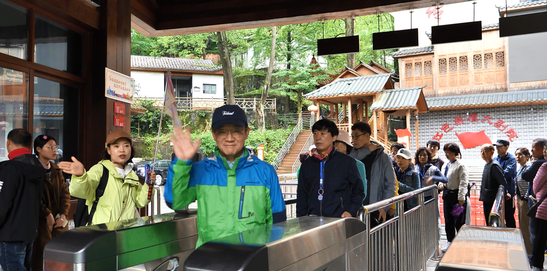 韩国游客涌入九天洞景区