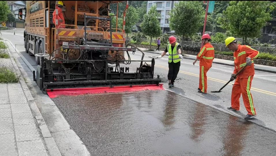 桑植县公路建设养护中心：“微表处”为道路“延年益寿”