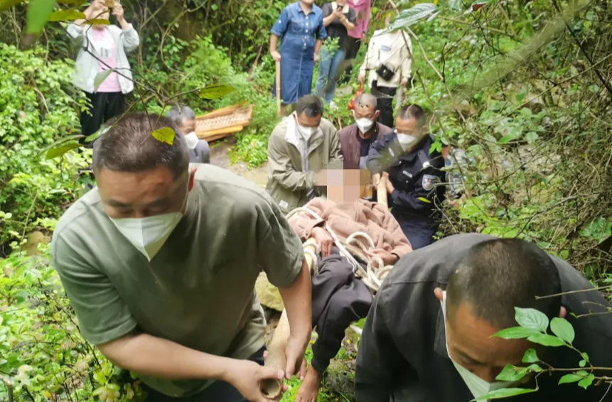 桑植县：患病老人意外走失，松柏村干群合力平安找回