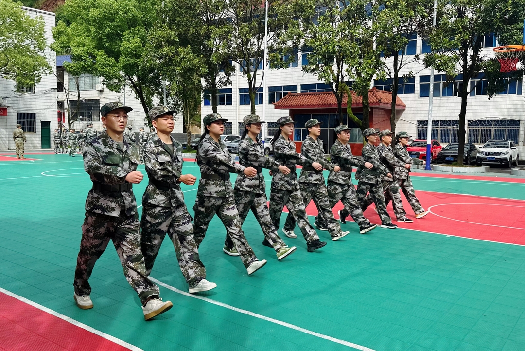 中共桑植县委党校2024年第27期中青班开展军训活动