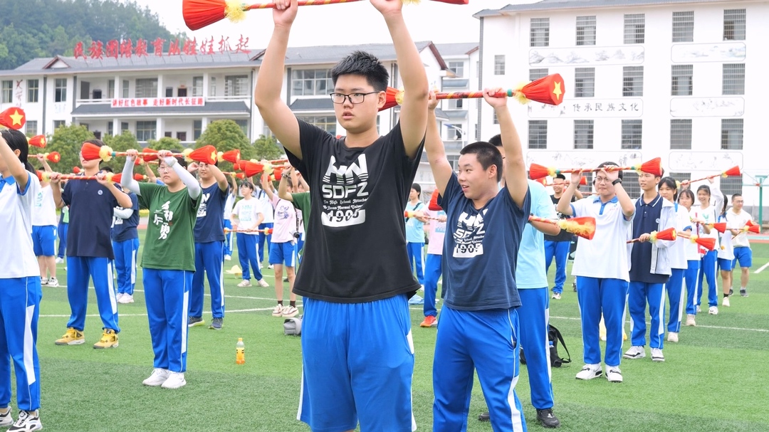 手拉手！湖南师大附中学子体验仗鼓舞