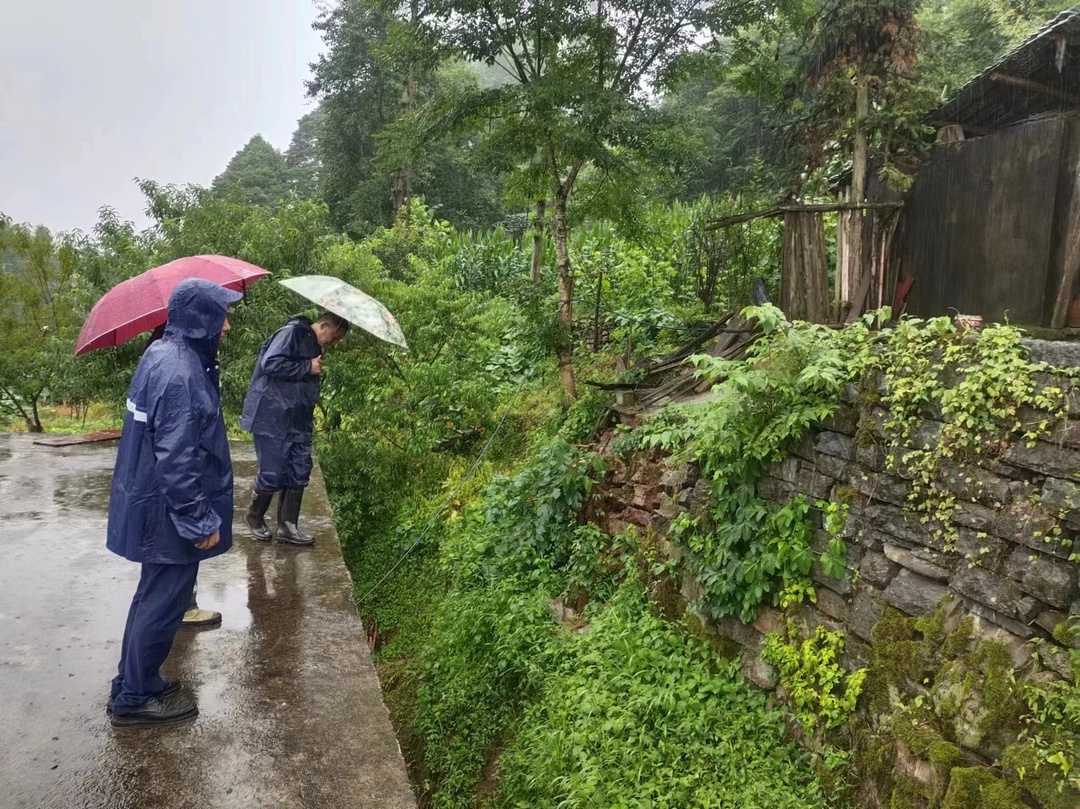 防汛进行时 | 闻汛而动 !上河溪乡：干群心齐 不畏风雨