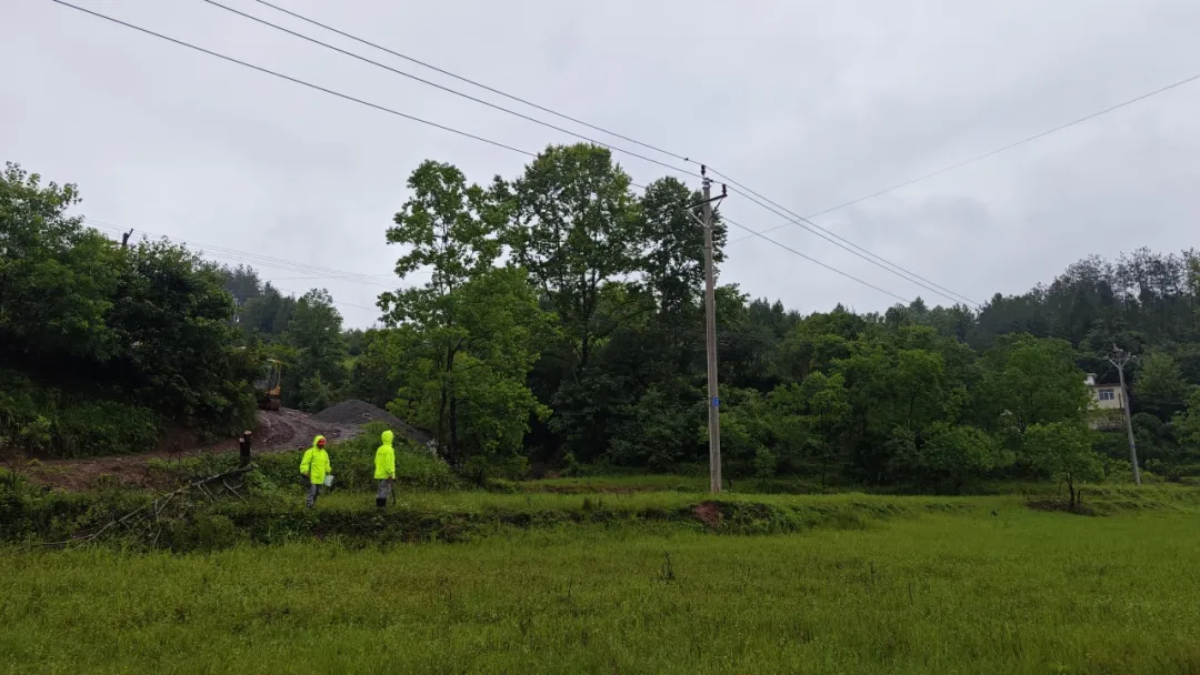 防汛进行时 | 国网桑植县供电公司：闻“汛”而动 冒雨巡视护航电网安全