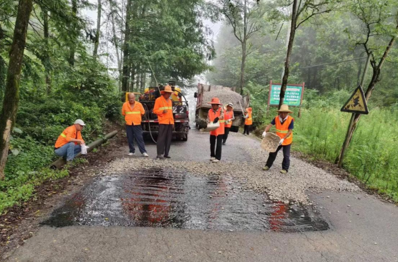 無懼“烤”驗(yàn)！桑植縣公路建設(shè)養(yǎng)護(hù)中心為路面病害開出的“特效良方”