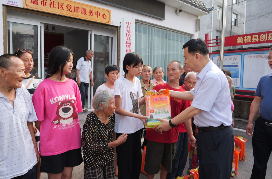 桑植县民政局链接慈善力量开展困难群众走访慰问活动