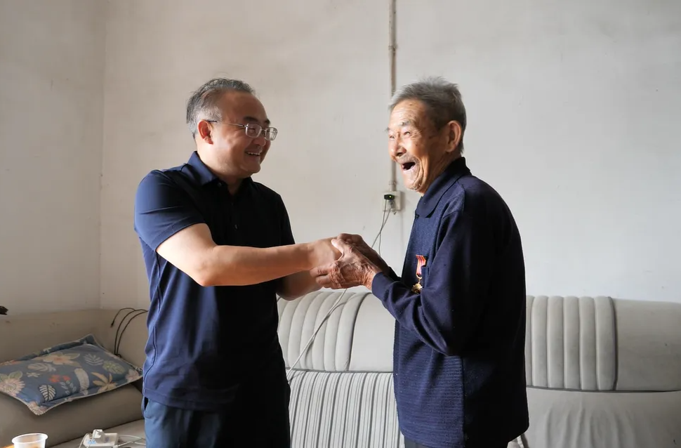 梁高武走访慰问县人武部官兵和老复员军人