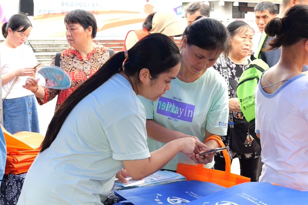 职引未来 筑梦青春：县人社局开展大型高校毕业生专场招聘会