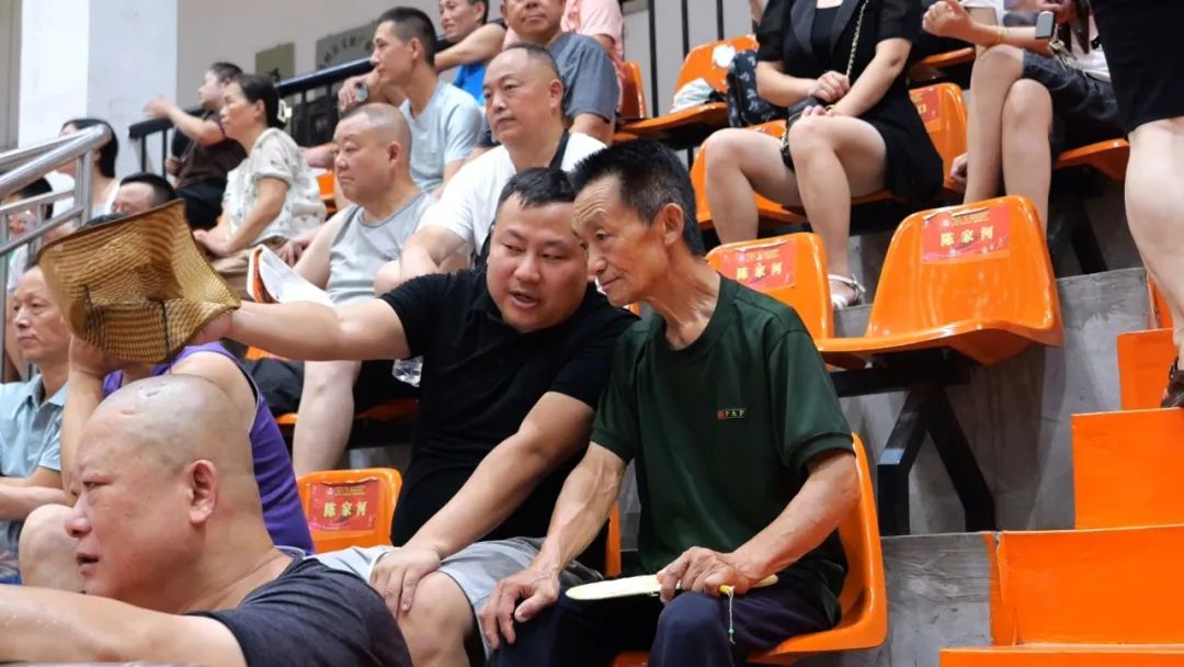 “贺龙杯”七旬铁杆球迷：爱打球也爱看球，场场都来加油助威