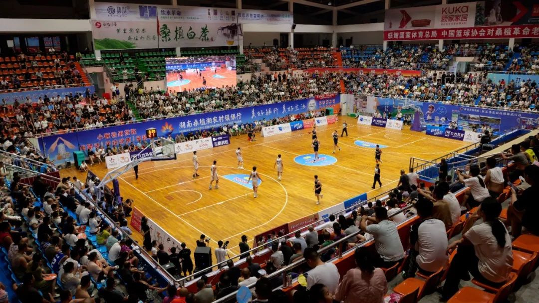 以球会友 以赛传情：CBA明星队VS“贺龙杯”冠军队友谊赛开赛
