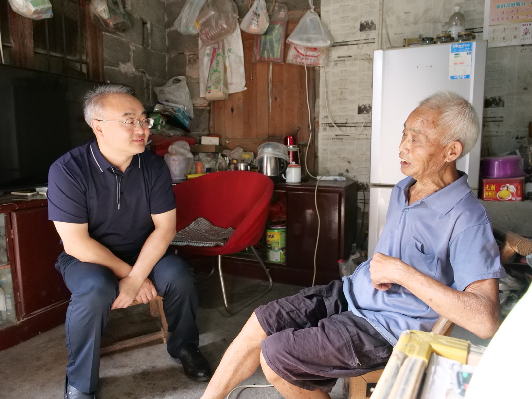 梁高武在瑞塔铺镇瑞市社区调研