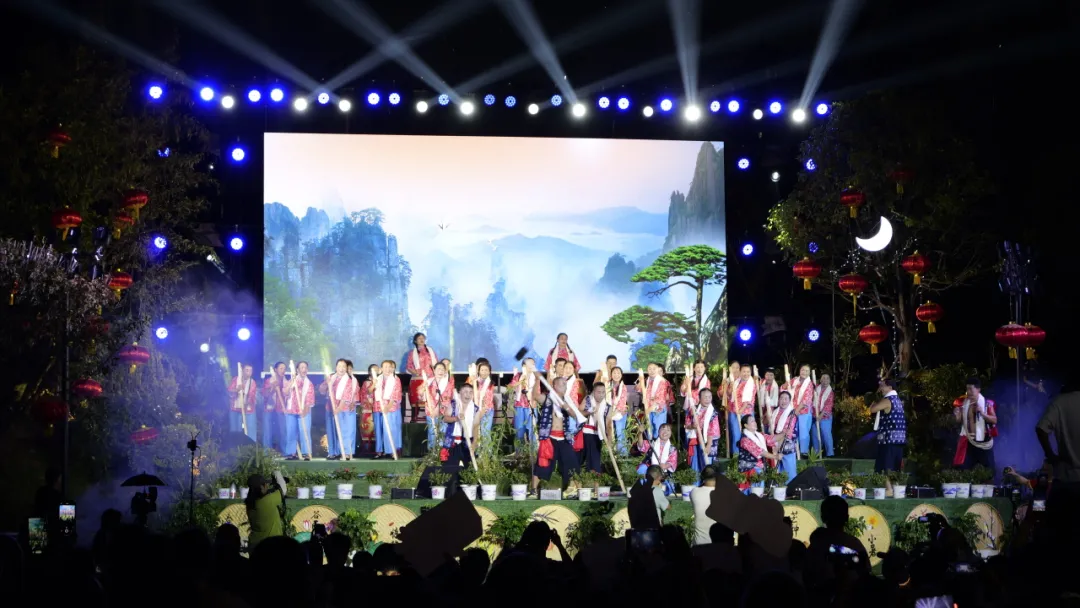夕阳红下的音乐梦：桑植绿水青山合唱团用歌声诠释“老有所为”