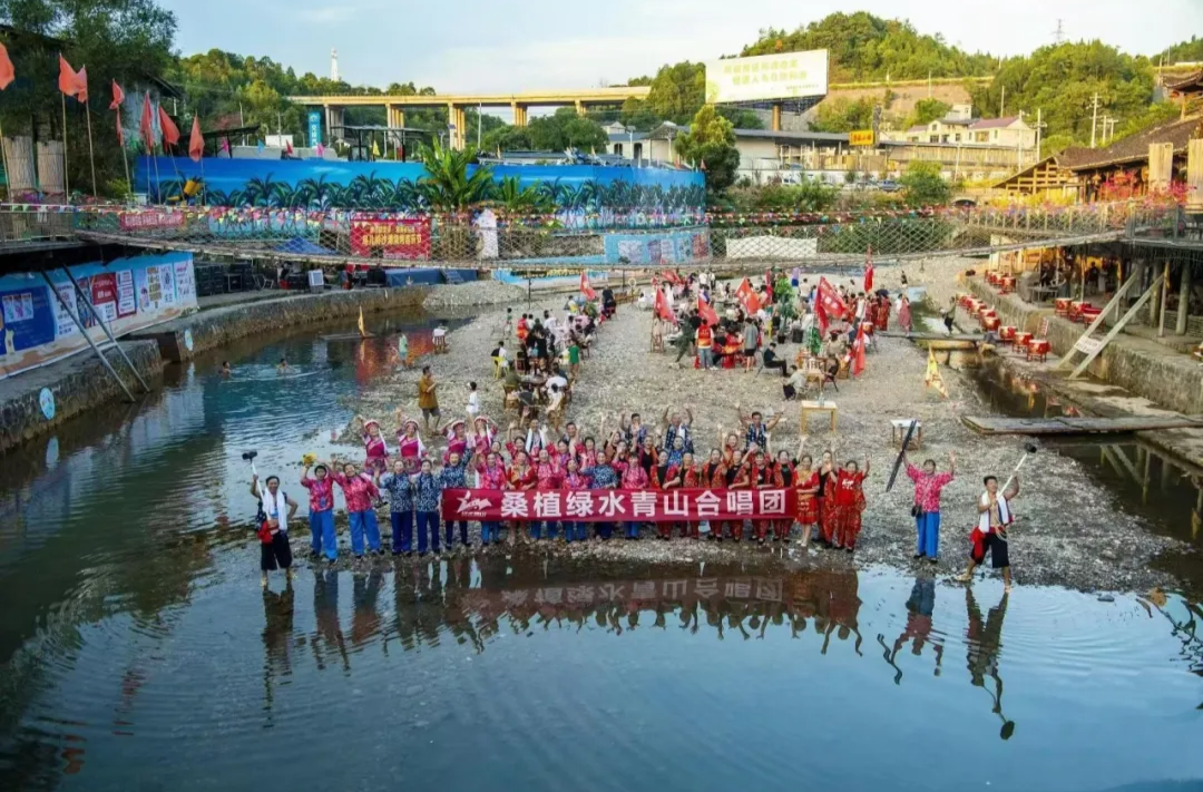 夕陽(yáng)紅下的音樂(lè)夢(mèng)：桑植綠水青山合唱團(tuán)用歌聲詮釋“老有所為”