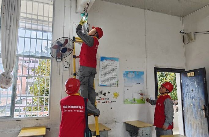 国网桑植县供电公司：共产党员服务队护航校园开学季
