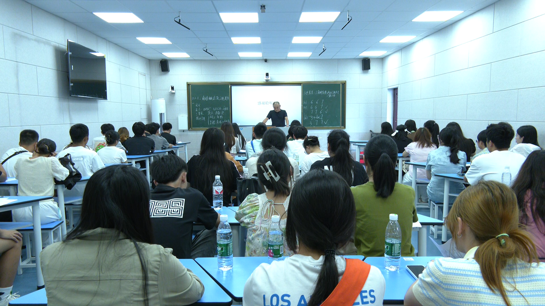 177名新任教师展示入职培训成果