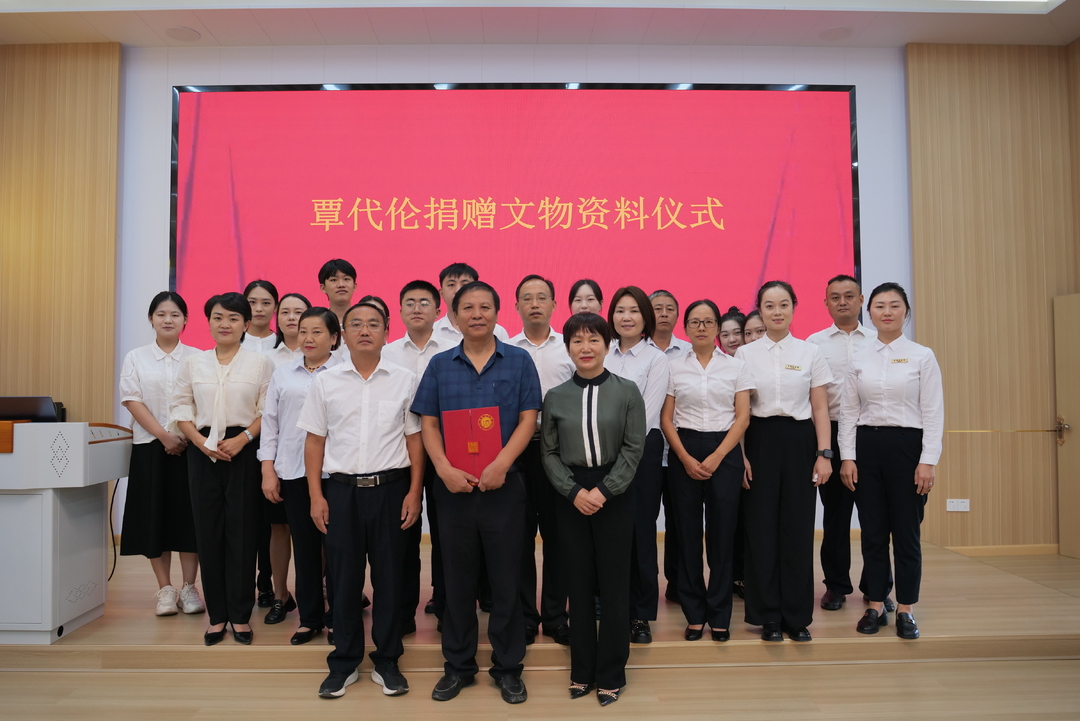 覃代伦向贺龙纪念馆捐赠珍贵文物资料