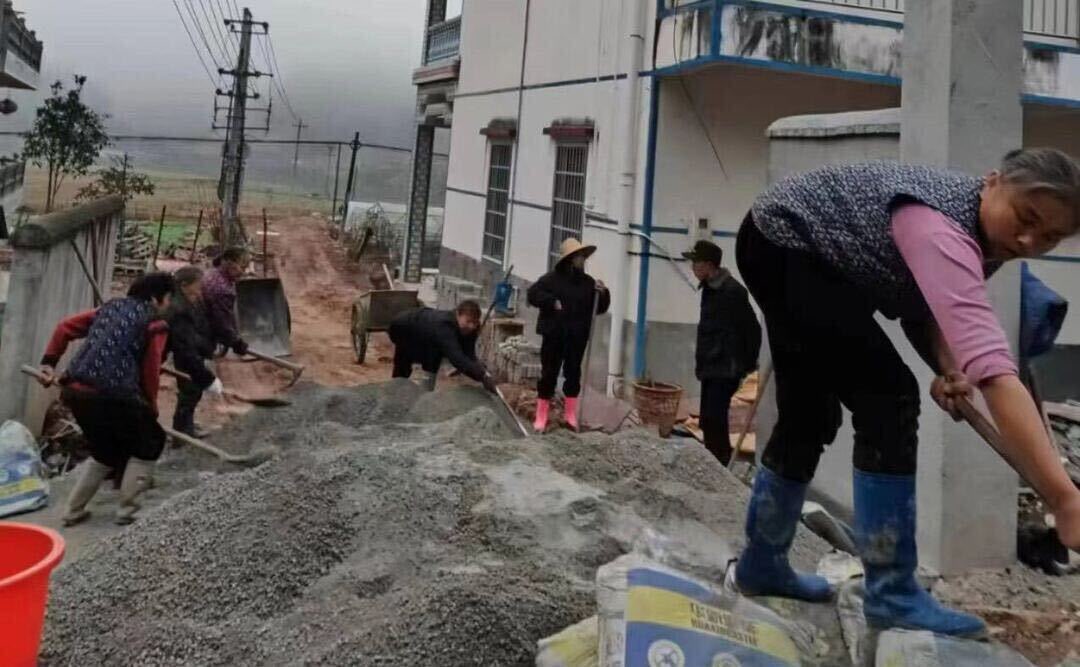 凉水口镇张家塔村：村民义务修便道助力生产