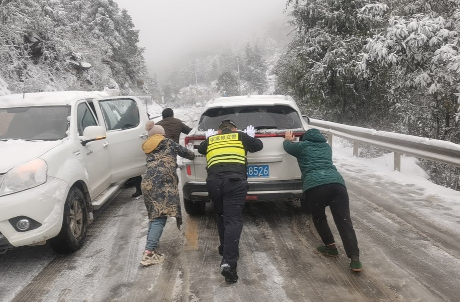 以雪为令！交警部门全力以赴护航保畅