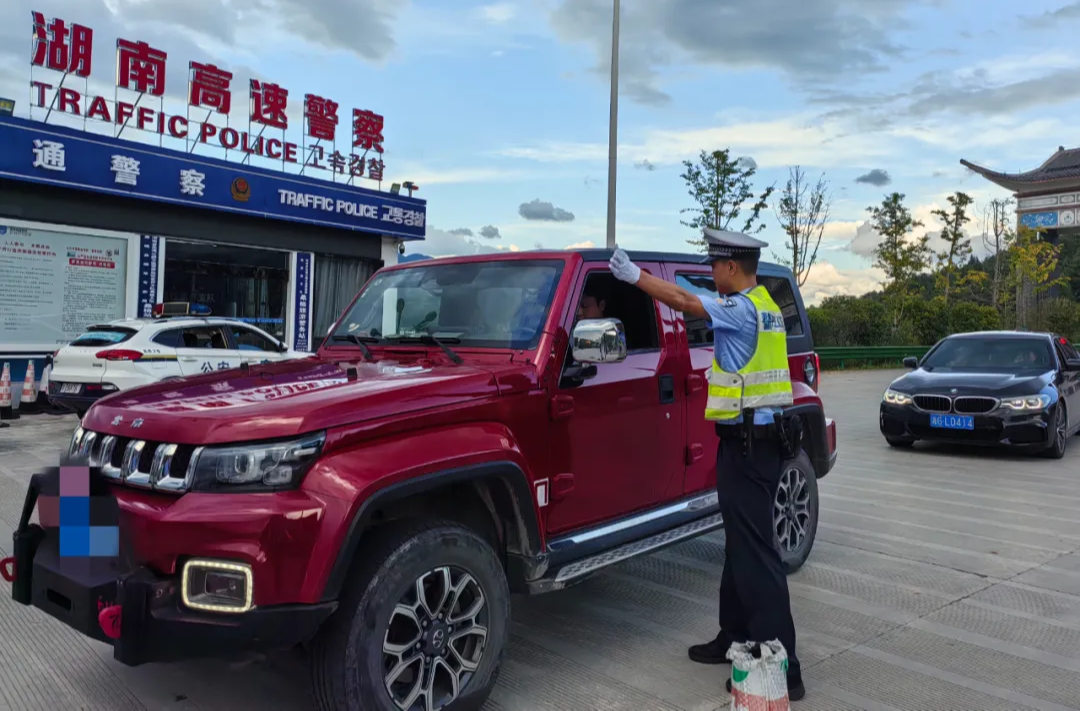 高速交警：国庆我在岗 坚守保平安