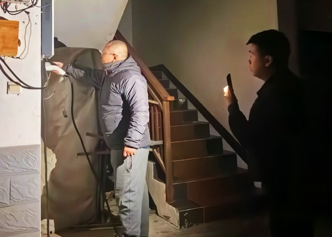 电量耗尽陷囧途 乡镇干部温情援助