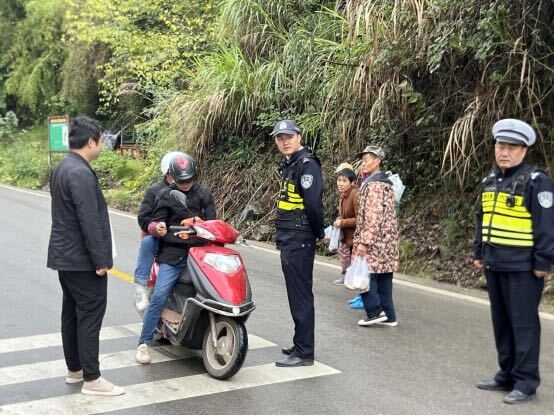 竹叶坪乡：规范交通执法 护航道路安全
